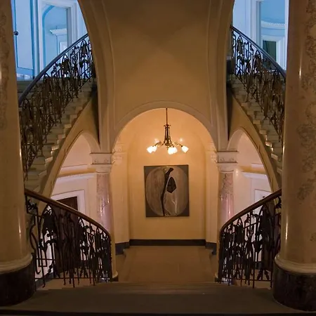 George Hotel
